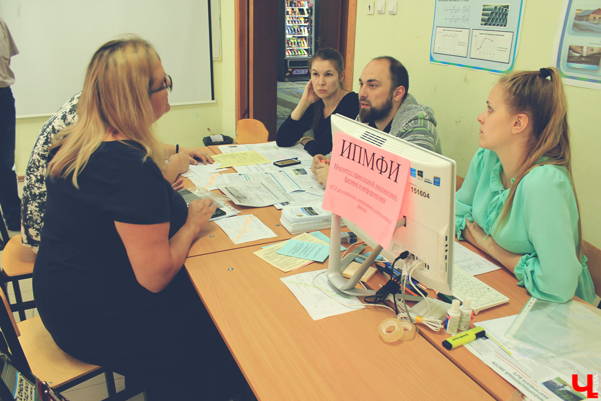 С 1 июля в ВлГУ начался массовый прием документов. Основная часть поступающих только на прошлой неделе получила аттестаты. Специалисты университета помогают ребятам определиться с выбором.