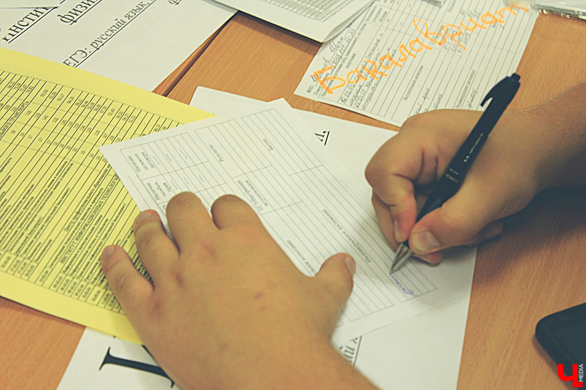 С 1 июля в ВлГУ начался массовый прием документов. Основная часть поступающих только на прошлой неделе получила аттестаты. Специалисты университета помогают ребятам определиться с выбором.