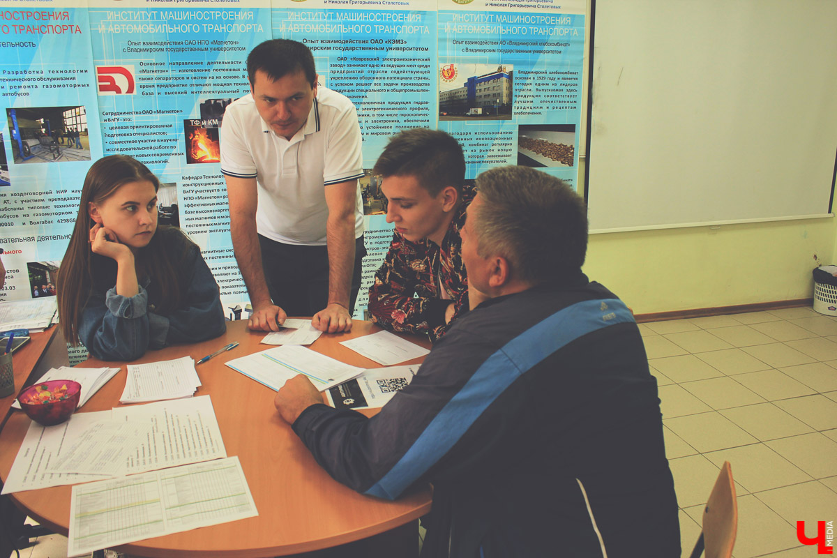 С 1 июля в ВлГУ начался массовый прием документов. Основная часть поступающих только на прошлой неделе получила аттестаты. Специалисты университета помогают ребятам определиться с выбором.