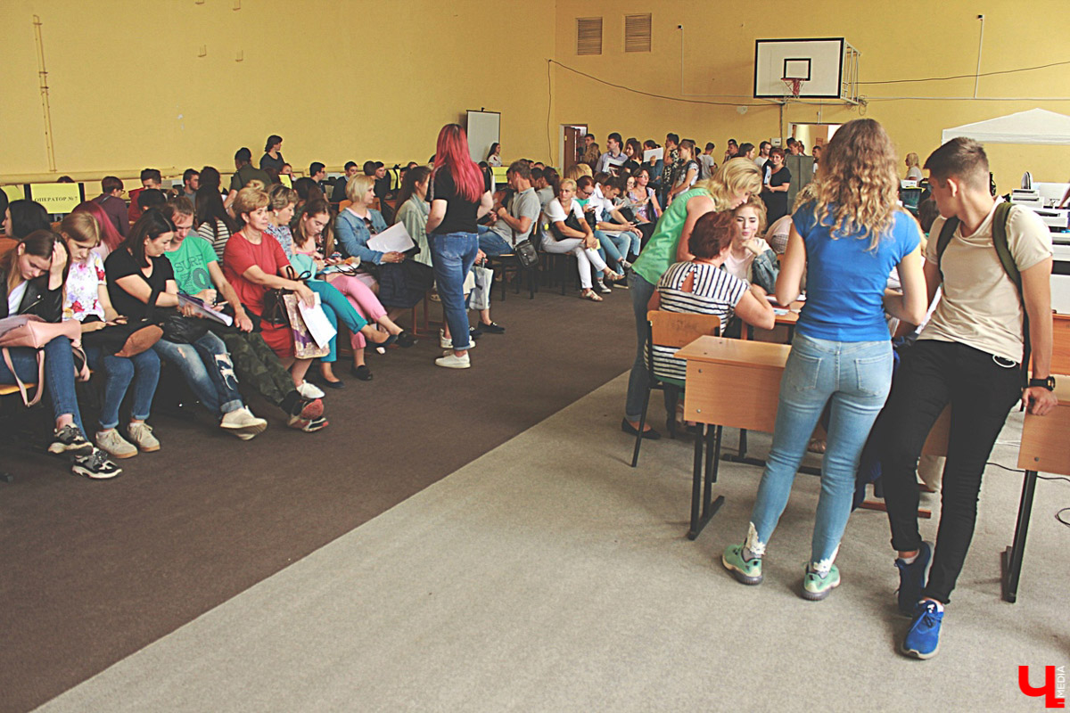 С 1 июля в ВлГУ начался массовый прием документов. Основная часть поступающих только на прошлой неделе получила аттестаты. Специалисты университета помогают ребятам определиться с выбором.