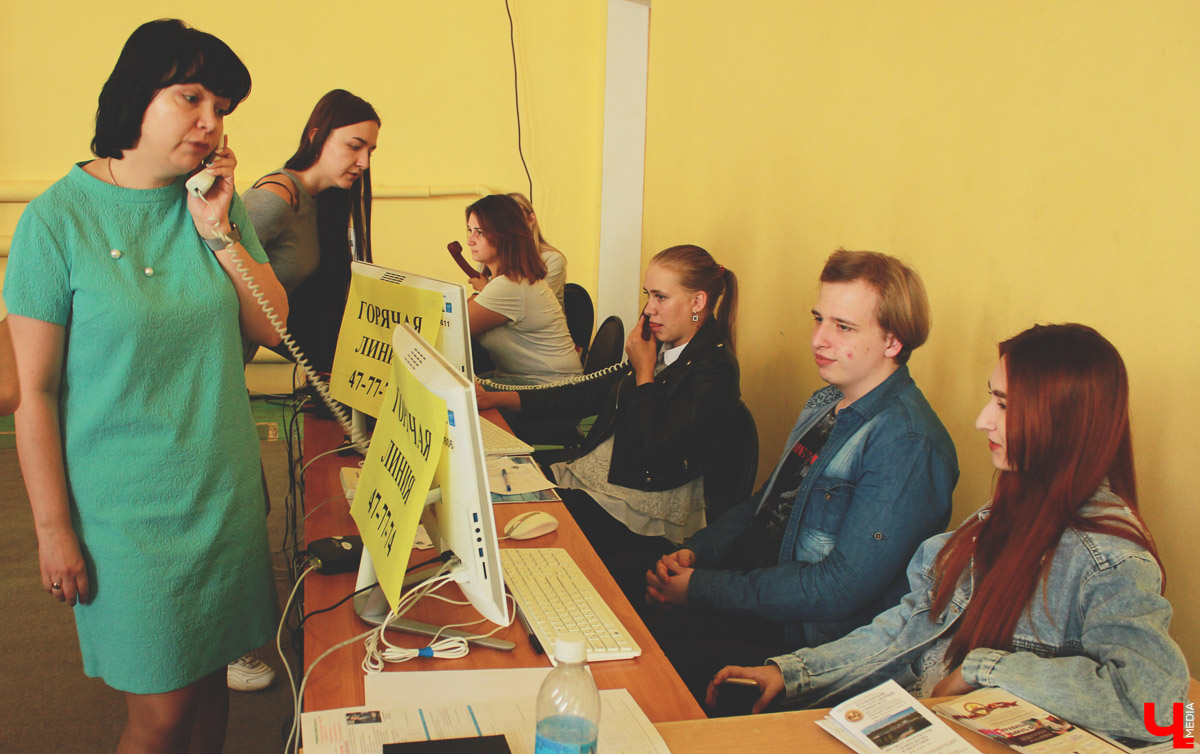 С 1 июля в ВлГУ начался массовый прием документов. Основная часть поступающих только на прошлой неделе получила аттестаты. Специалисты университета помогают ребятам определиться с выбором.