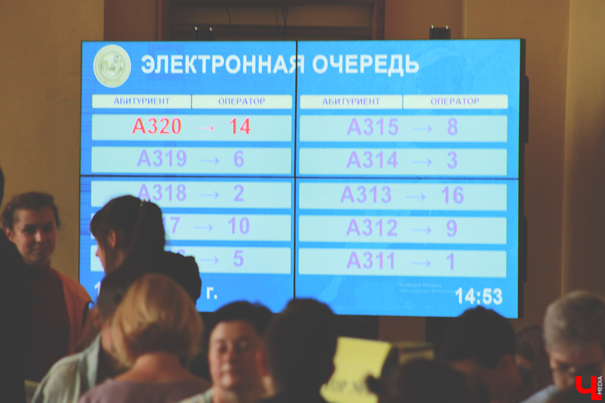 С 1 июля в ВлГУ начался массовый прием документов. Основная часть поступающих только на прошлой неделе получила аттестаты. Специалисты университета помогают ребятам определиться с выбором.