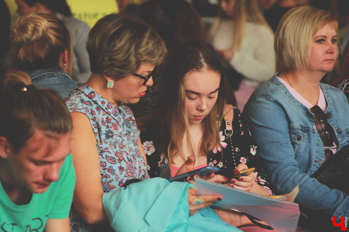 С 1 июля в ВлГУ начался массовый прием документов. Основная часть поступающих только на прошлой неделе получила аттестаты. Специалисты университета помогают ребятам определиться с выбором.