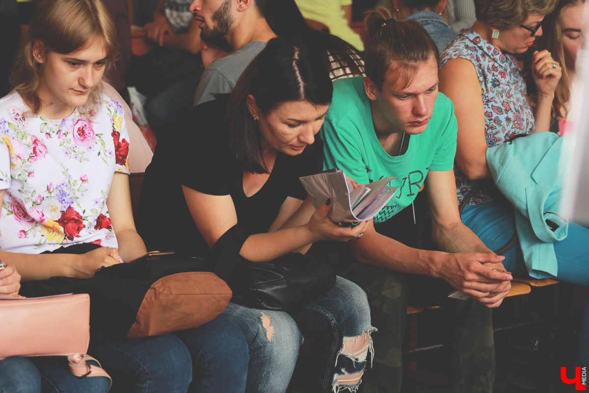 С 1 июля в ВлГУ начался массовый прием документов. Основная часть поступающих только на прошлой неделе получила аттестаты. Специалисты университета помогают ребятам определиться с выбором.