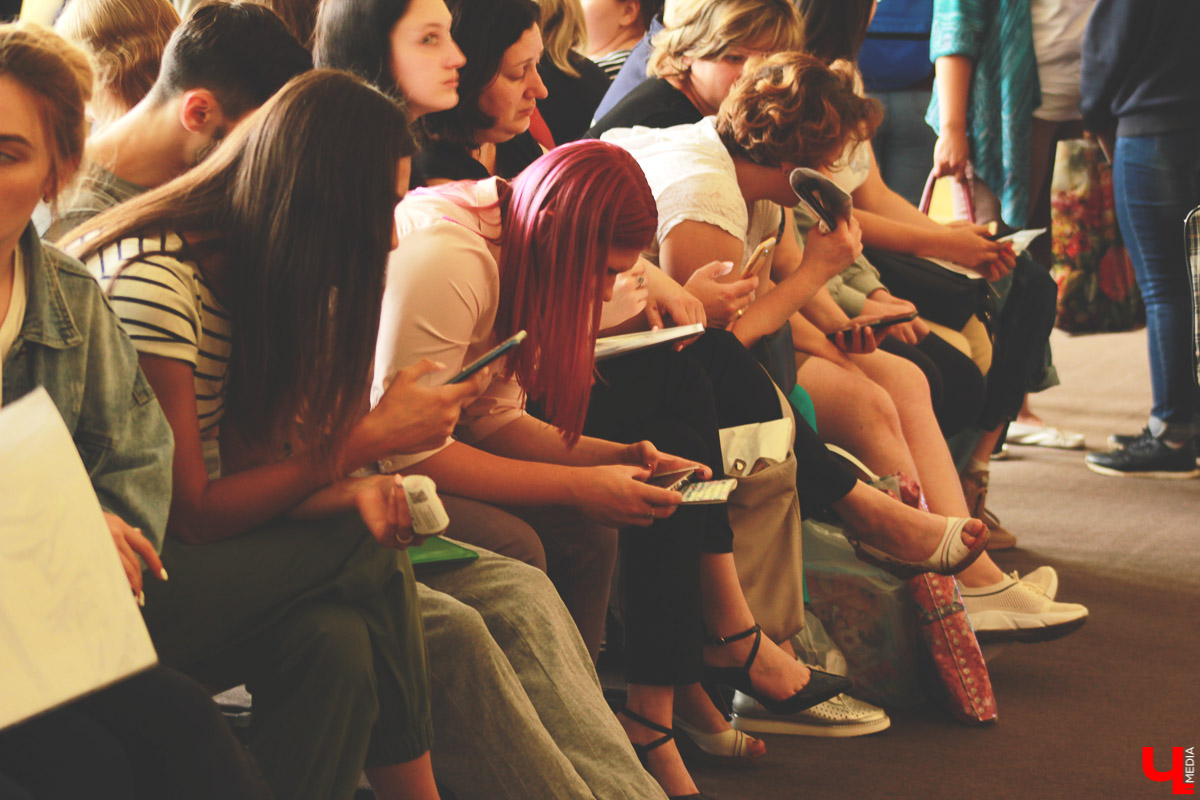 С 1 июля в ВлГУ начался массовый прием документов. Основная часть поступающих только на прошлой неделе получила аттестаты. Специалисты университета помогают ребятам определиться с выбором.