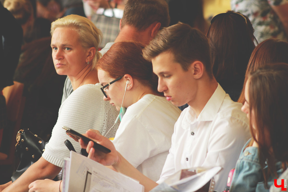 С 1 июля в ВлГУ начался массовый прием документов. Основная часть поступающих только на прошлой неделе получила аттестаты. Специалисты университета помогают ребятам определиться с выбором.