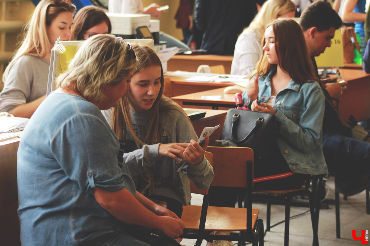С 1 июля в ВлГУ начался массовый прием документов. Основная часть поступающих только на прошлой неделе получила аттестаты. Специалисты университета помогают ребятам определиться с выбором.