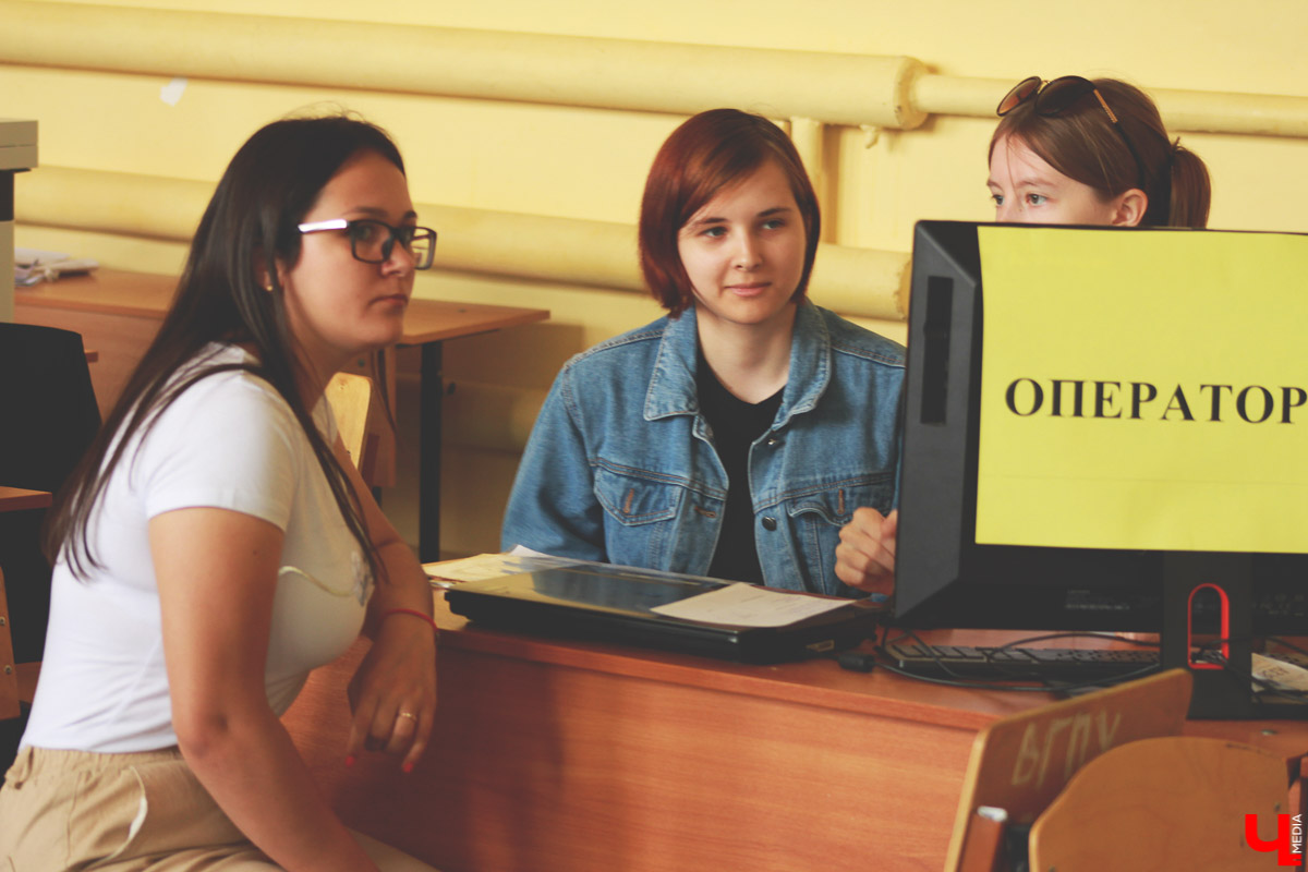 С 1 июля в ВлГУ начался массовый прием документов. Основная часть поступающих только на прошлой неделе получила аттестаты. Специалисты университета помогают ребятам определиться с выбором.