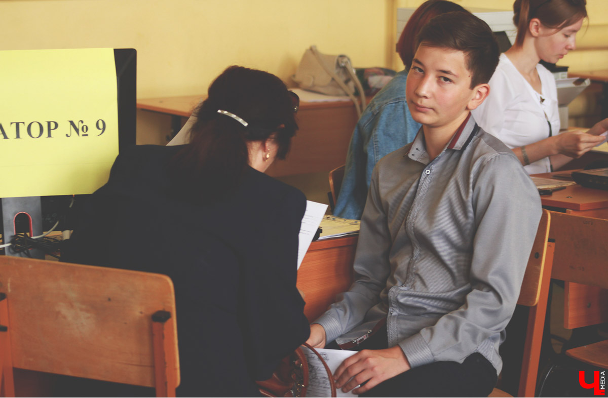 С 1 июля в ВлГУ начался массовый прием документов. Основная часть поступающих только на прошлой неделе получила аттестаты. Специалисты университета помогают ребятам определиться с выбором.