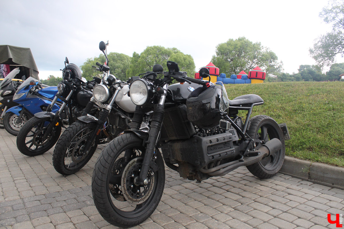 Плохая погода не смогла испортить настроение поклонникам быстрой езды и хорошего блюза, собравшимся в минувшие выходные в Суздале. Для байкеров и поклонников этого направления устроили XI ежегодный международный Blues-Bike Festival.