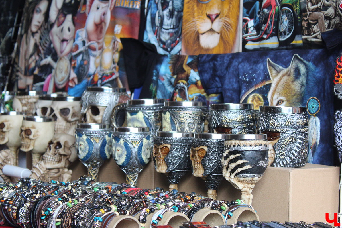 Плохая погода не смогла испортить настроение поклонникам быстрой езды и хорошего блюза, собравшимся в минувшие выходные в Суздале. Для байкеров и поклонников этого направления устроили XI ежегодный международный Blues-Bike Festival.