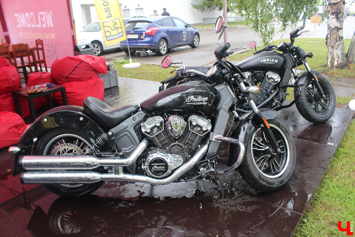 Плохая погода не смогла испортить настроение поклонникам быстрой езды и хорошего блюза, собравшимся в минувшие выходные в Суздале. Для байкеров и поклонников этого направления устроили XI ежегодный международный Blues-Bike Festival.