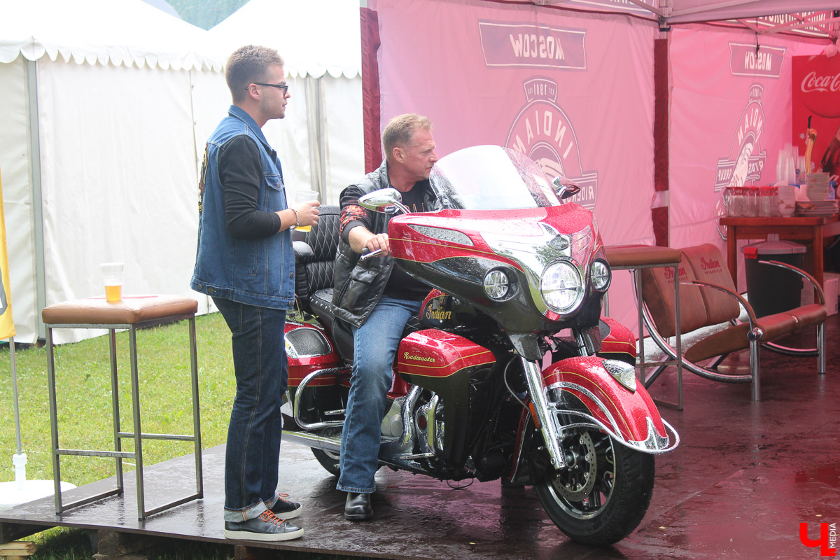 Плохая погода не смогла испортить настроение поклонникам быстрой езды и хорошего блюза, собравшимся в минувшие выходные в Суздале. Для байкеров и поклонников этого направления устроили XI ежегодный международный Blues-Bike Festival.