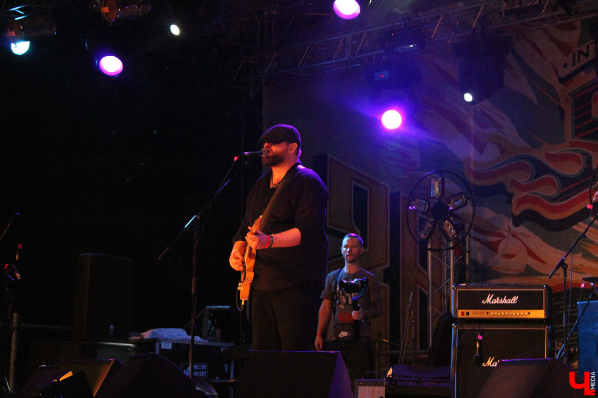 Плохая погода не смогла испортить настроение поклонникам быстрой езды и хорошего блюза, собравшимся в минувшие выходные в Суздале. Для байкеров и поклонников этого направления устроили XI ежегодный международный Blues-Bike Festival.