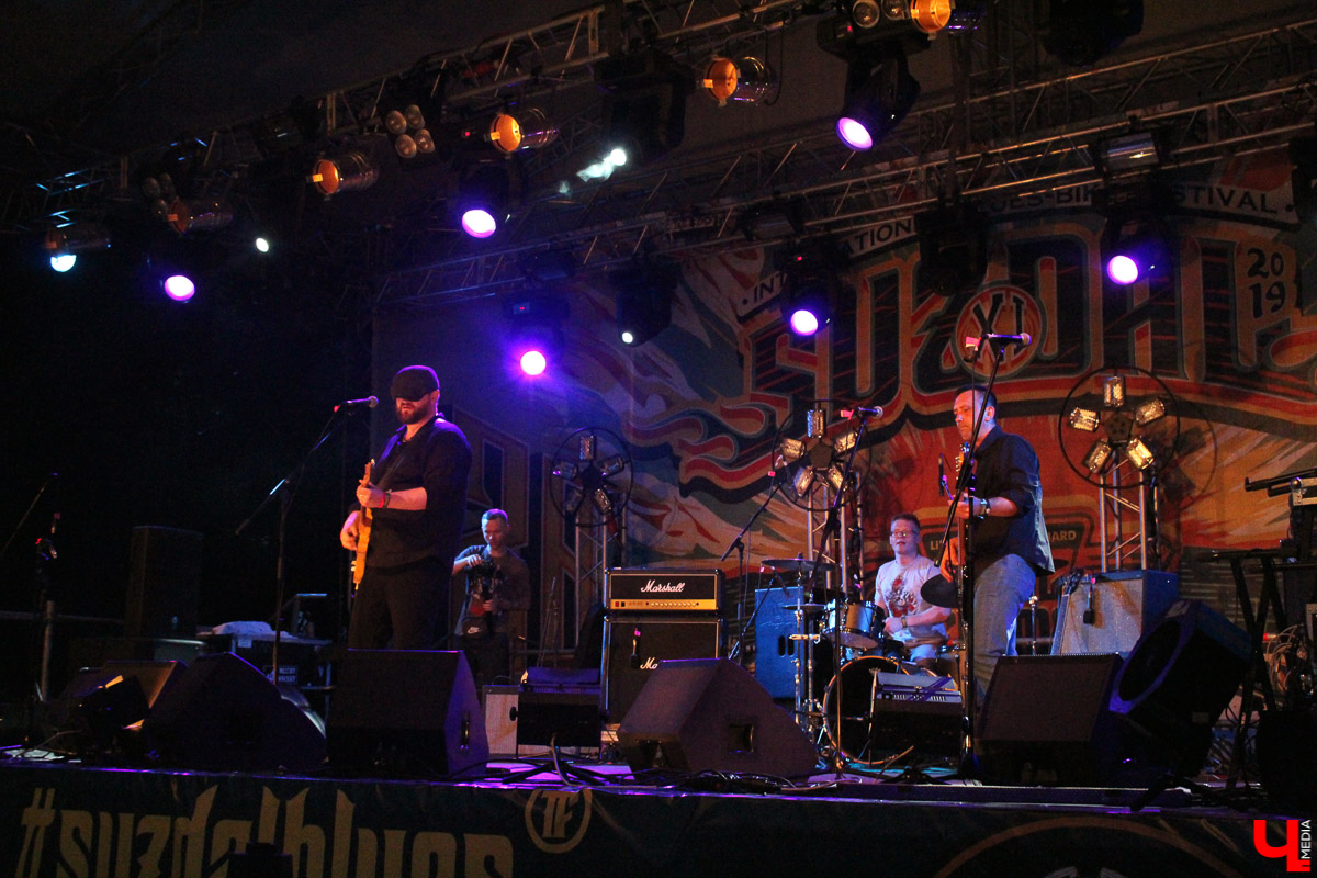 Плохая погода не смогла испортить настроение поклонникам быстрой езды и хорошего блюза, собравшимся в минувшие выходные в Суздале. Для байкеров и поклонников этого направления устроили XI ежегодный международный Blues-Bike Festival.