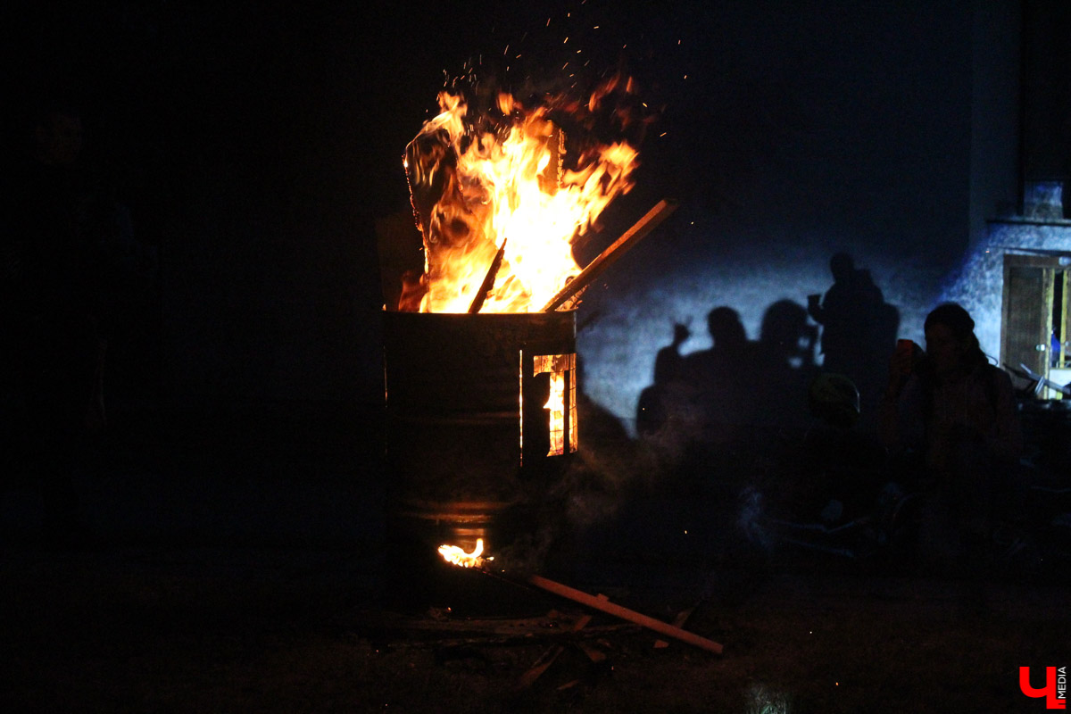 Плохая погода не смогла испортить настроение поклонникам быстрой езды и хорошего блюза, собравшимся в минувшие выходные в Суздале. Для байкеров и поклонников этого направления устроили XI ежегодный международный Blues-Bike Festival.