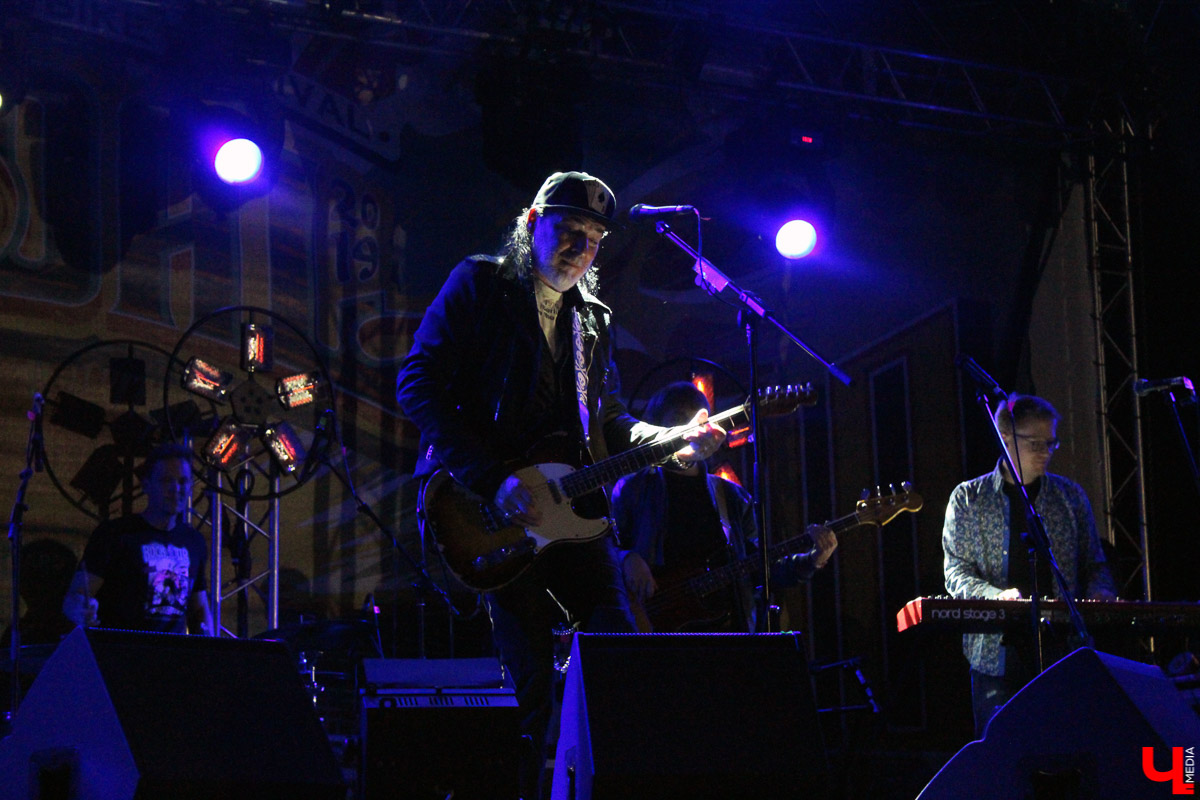 Плохая погода не смогла испортить настроение поклонникам быстрой езды и хорошего блюза, собравшимся в минувшие выходные в Суздале. Для байкеров и поклонников этого направления устроили XI ежегодный международный Blues-Bike Festival.