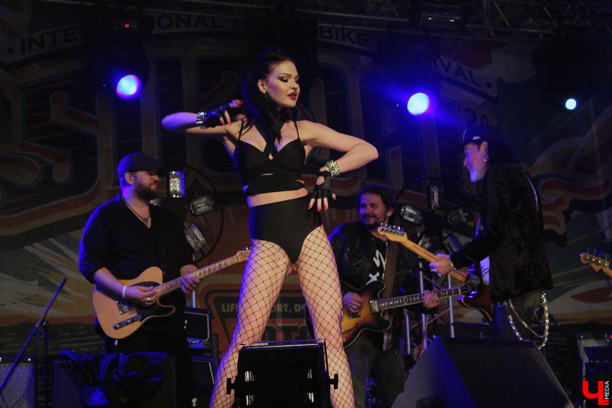 Плохая погода не смогла испортить настроение поклонникам быстрой езды и хорошего блюза, собравшимся в минувшие выходные в Суздале. Для байкеров и поклонников этого направления устроили XI ежегодный международный Blues-Bike Festival.