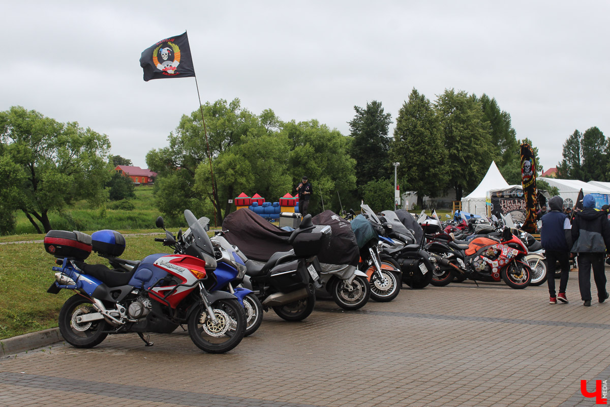 Плохая погода не смогла испортить настроение поклонникам быстрой езды и хорошего блюза, собравшимся в минувшие выходные в Суздале. Для байкеров и поклонников этого направления устроили XI ежегодный международный Blues-Bike Festival.