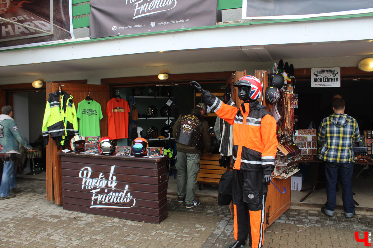 Плохая погода не смогла испортить настроение поклонникам быстрой езды и хорошего блюза, собравшимся в минувшие выходные в Суздале. Для байкеров и поклонников этого направления устроили XI ежегодный международный Blues-Bike Festival.