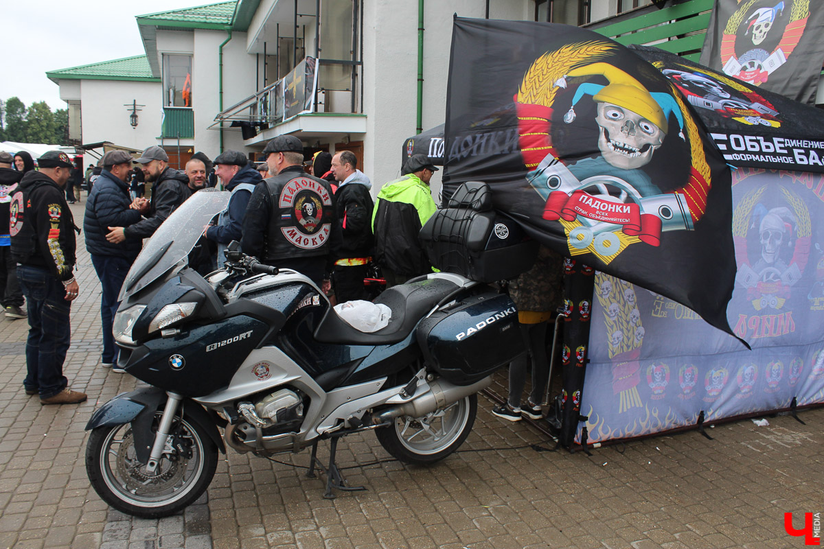 Плохая погода не смогла испортить настроение поклонникам быстрой езды и хорошего блюза, собравшимся в минувшие выходные в Суздале. Для байкеров и поклонников этого направления устроили XI ежегодный международный Blues-Bike Festival.