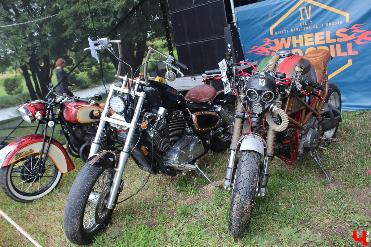 Плохая погода не смогла испортить настроение поклонникам быстрой езды и хорошего блюза, собравшимся в минувшие выходные в Суздале. Для байкеров и поклонников этого направления устроили XI ежегодный международный Blues-Bike Festival.