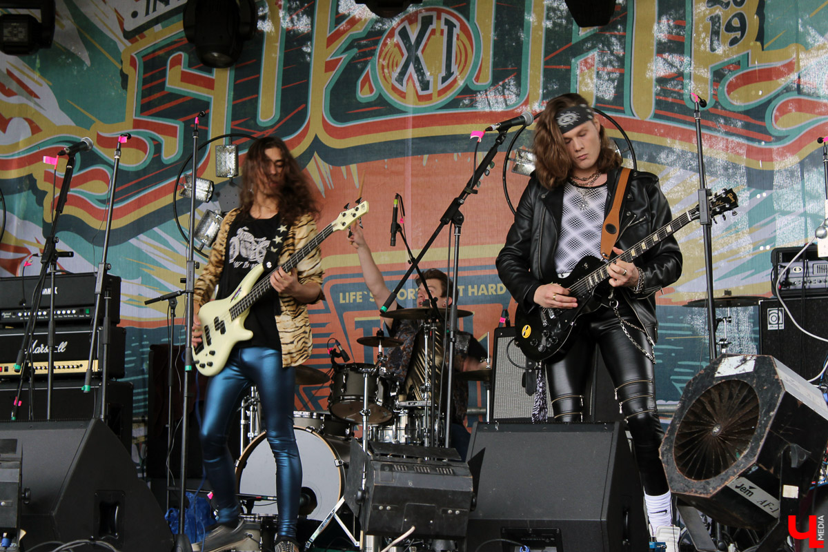 Плохая погода не смогла испортить настроение поклонникам быстрой езды и хорошего блюза, собравшимся в минувшие выходные в Суздале. Для байкеров и поклонников этого направления устроили XI ежегодный международный Blues-Bike Festival.