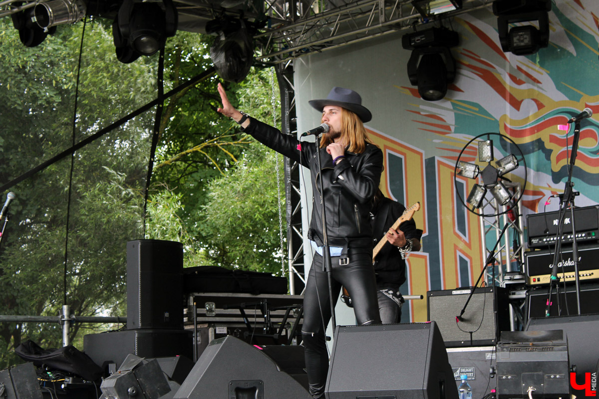 Плохая погода не смогла испортить настроение поклонникам быстрой езды и хорошего блюза, собравшимся в минувшие выходные в Суздале. Для байкеров и поклонников этого направления устроили XI ежегодный международный Blues-Bike Festival.