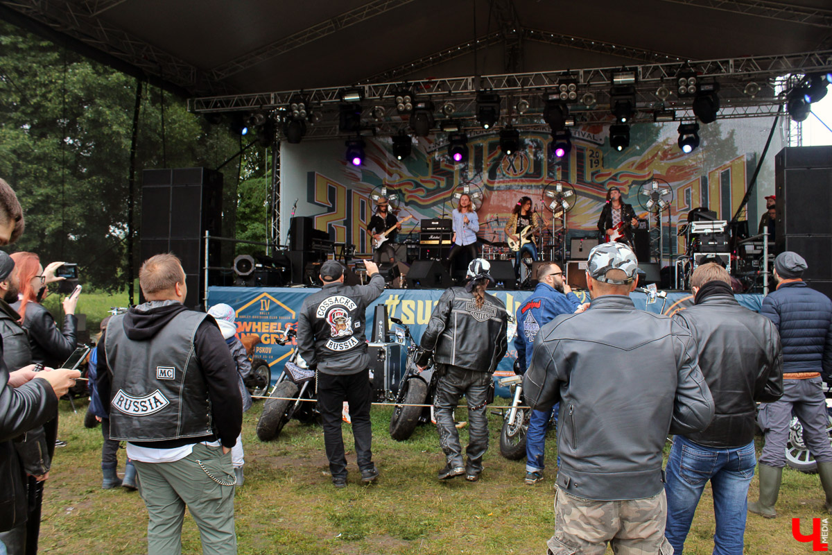 Плохая погода не смогла испортить настроение поклонникам быстрой езды и хорошего блюза, собравшимся в минувшие выходные в Суздале. Для байкеров и поклонников этого направления устроили XI ежегодный международный Blues-Bike Festival.