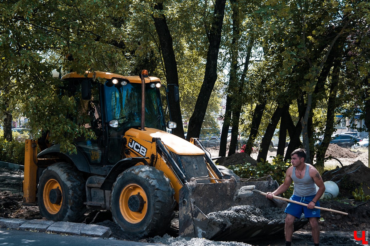 На улице Чайковского началась реконструкция сквера. Ее запланировали весной, но приступили только сейчас. До этого там шли работы с магистралями.