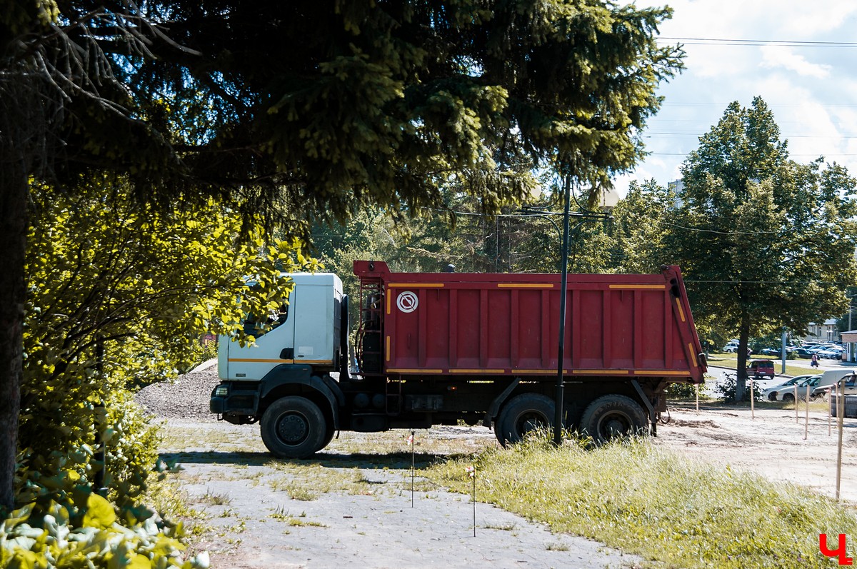 На улице Чайковского началась реконструкция сквера. Ее запланировали весной, но приступили только сейчас. До этого там шли работы с магистралями.