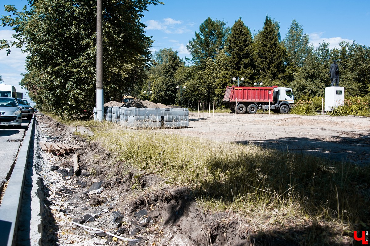 На улице Чайковского началась реконструкция сквера. Ее запланировали весной, но приступили только сейчас. До этого там шли работы с магистралями.