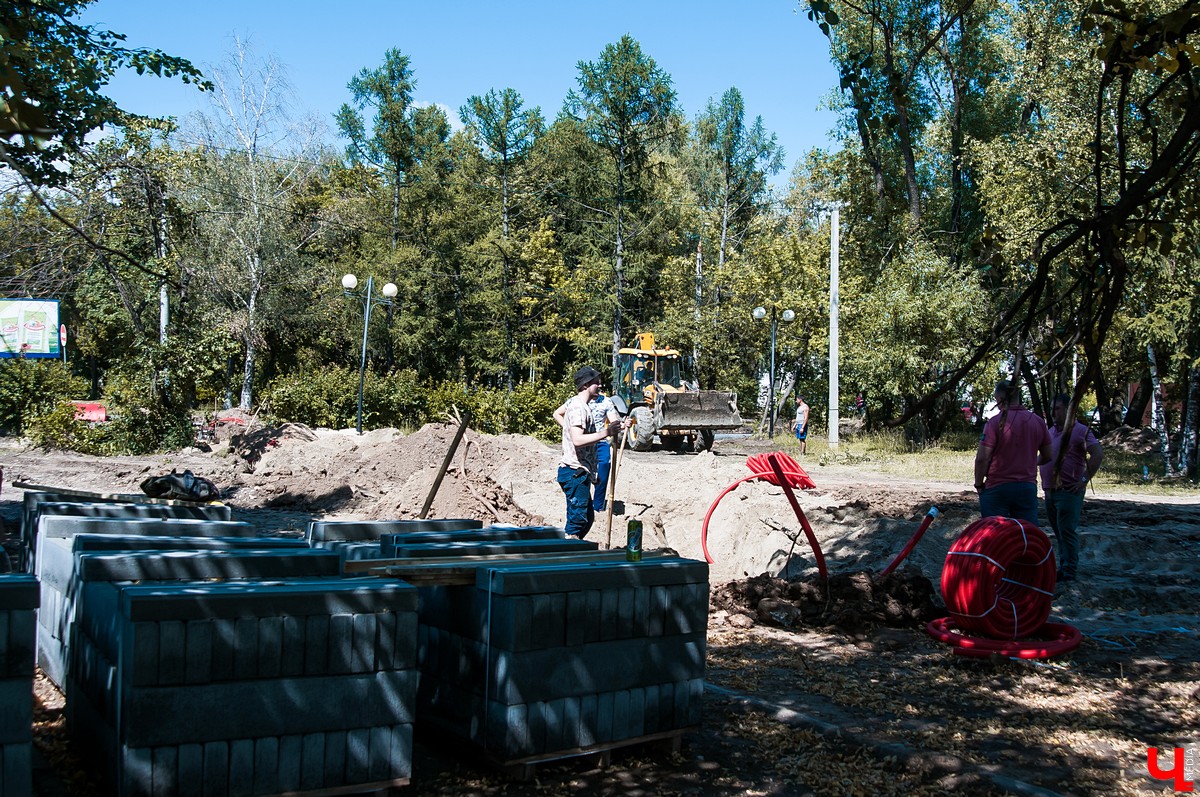 На улице Чайковского началась реконструкция сквера. Ее запланировали весной, но приступили только сейчас. До этого там шли работы с магистралями.