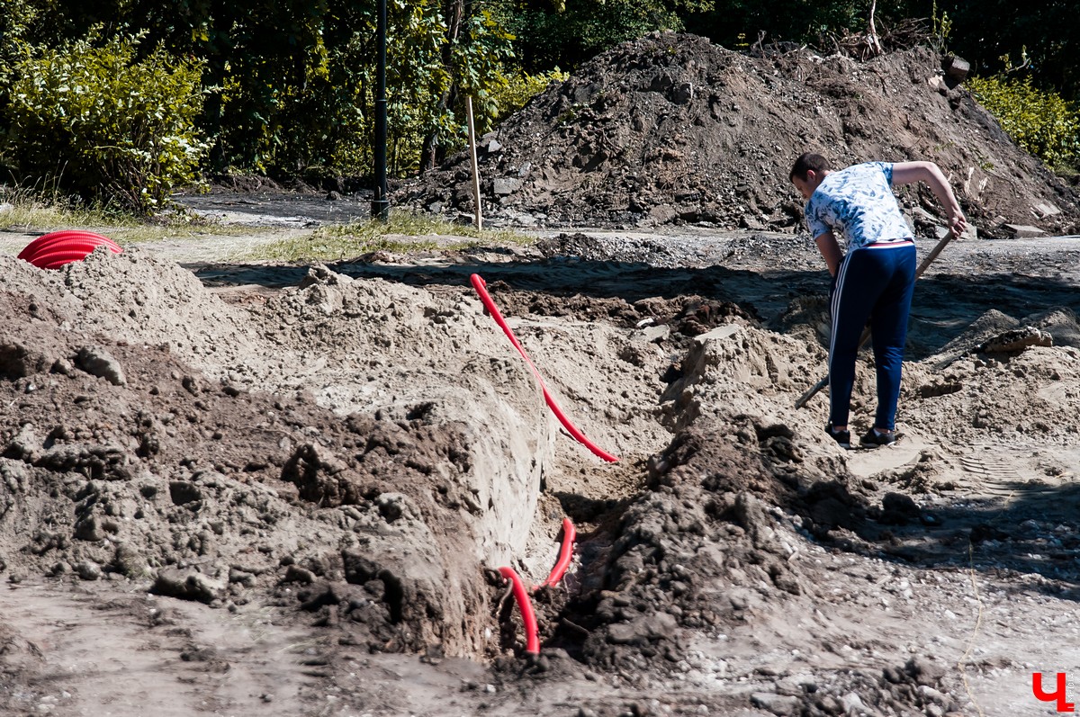 На улице Чайковского началась реконструкция сквера. Ее запланировали весной, но приступили только сейчас. До этого там шли работы с магистралями.