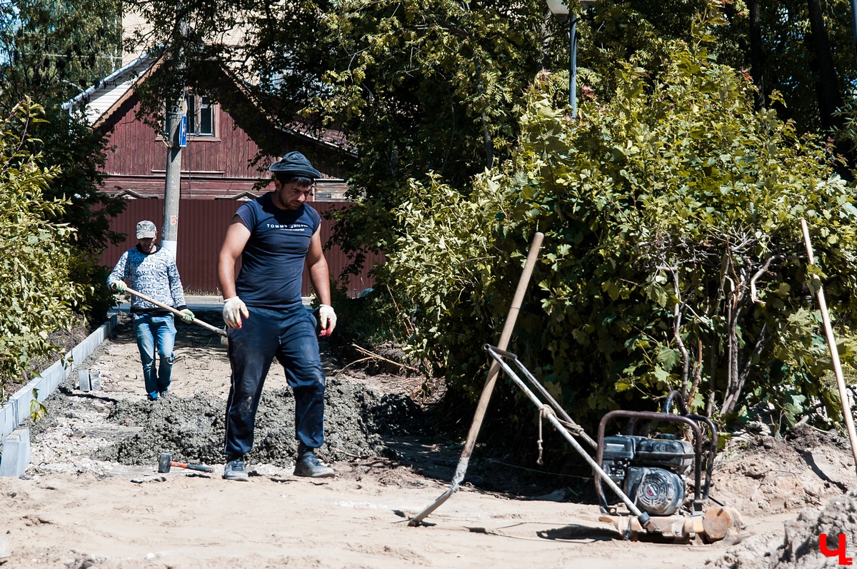 На улице Чайковского началась реконструкция сквера. Ее запланировали весной, но приступили только сейчас. До этого там шли работы с магистралями.