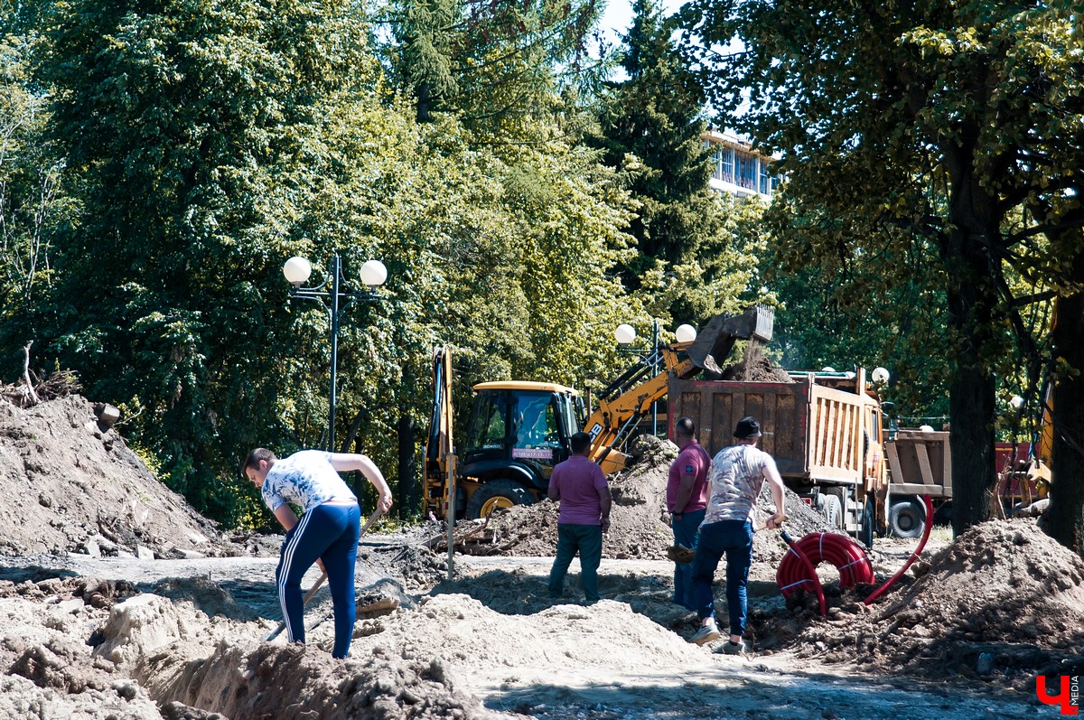 На улице Чайковского началась реконструкция сквера. Ее запланировали весной, но приступили только сейчас. До этого там шли работы с магистралями.