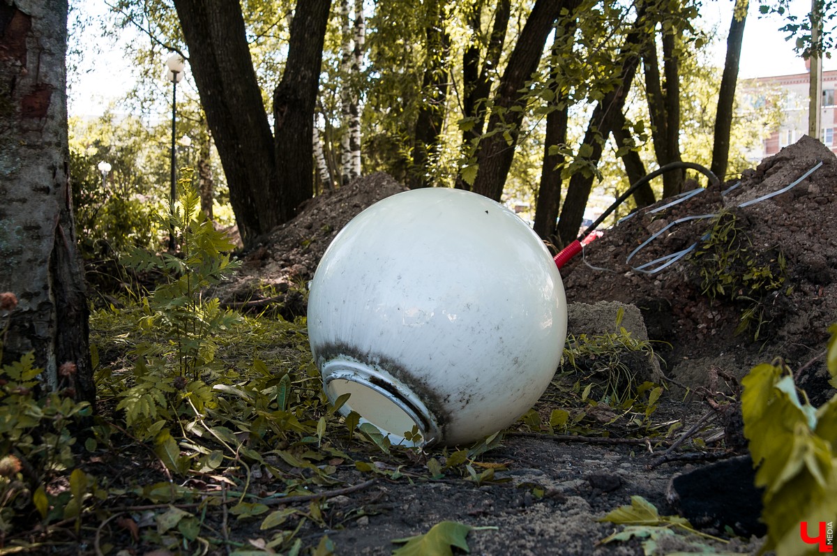 На улице Чайковского началась реконструкция сквера. Ее запланировали весной, но приступили только сейчас. До этого там шли работы с магистралями.