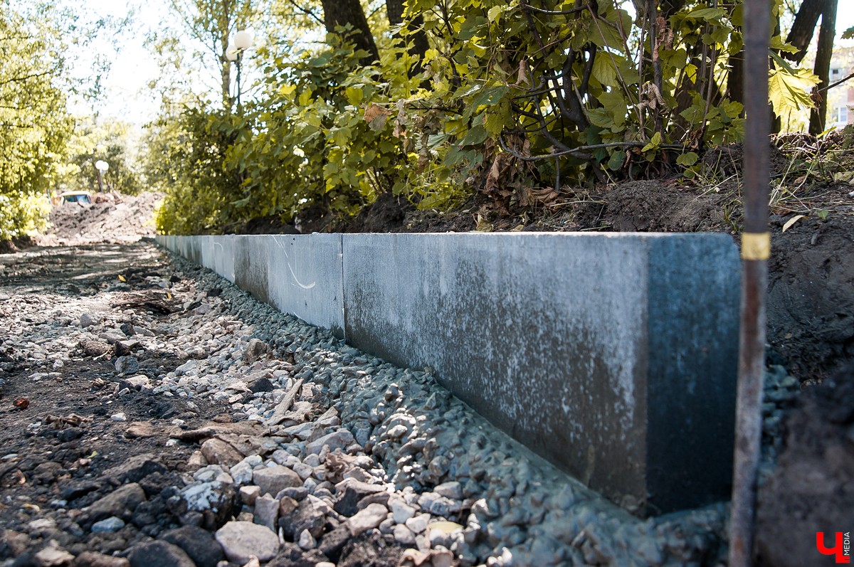 На улице Чайковского началась реконструкция сквера. Ее запланировали весной, но приступили только сейчас. До этого там шли работы с магистралями.