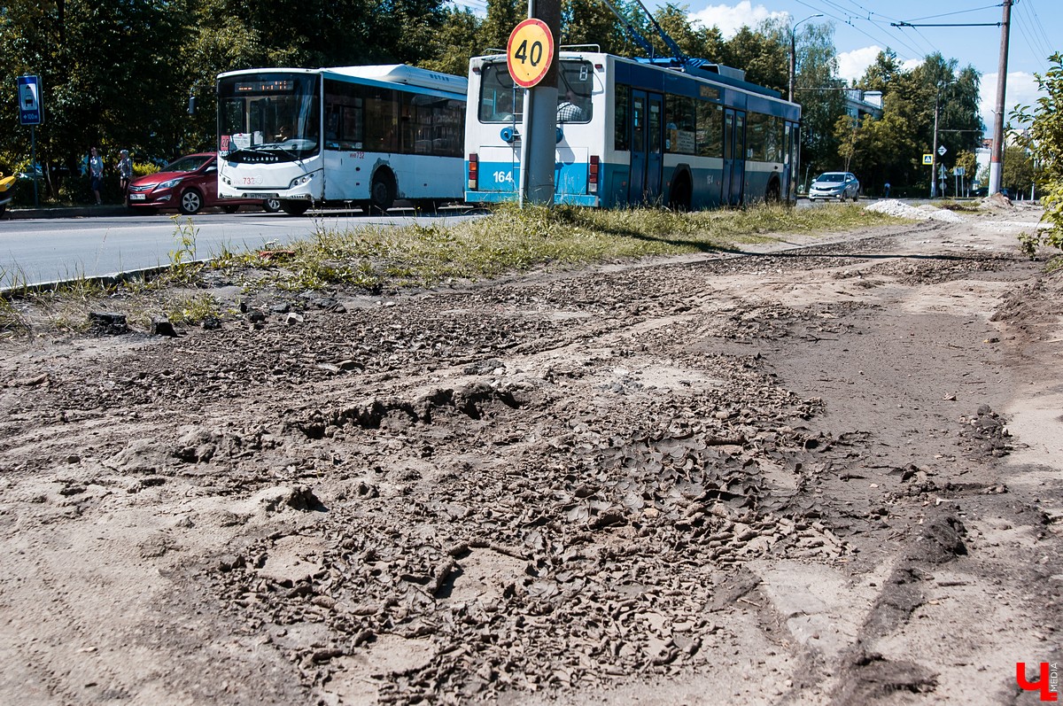 На улице Чайковского началась реконструкция сквера. Ее запланировали весной, но приступили только сейчас. До этого там шли работы с магистралями.