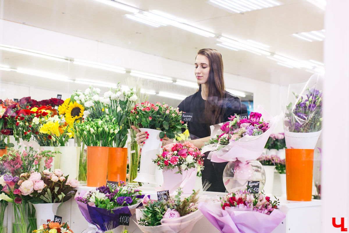 Во Владимире открылся магазин цветов Юлии Красновой. Главные достоинства - самый большой в области холодильник, низкие цены и прямые поставки экзотических цветов.