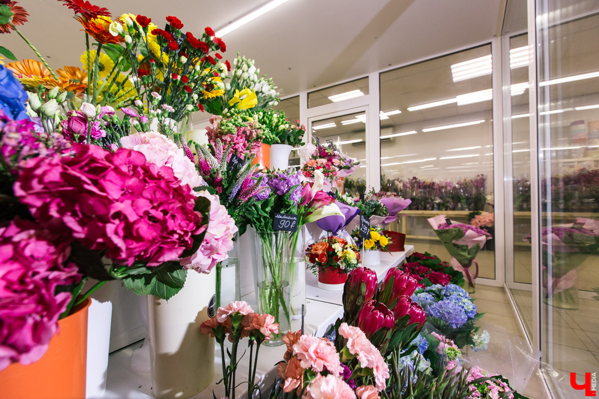 Во Владимире открылся магазин цветов Юлии Красновой. Главные достоинства - самый большой в области холодильник, низкие цены и прямые поставки экзотических цветов.
