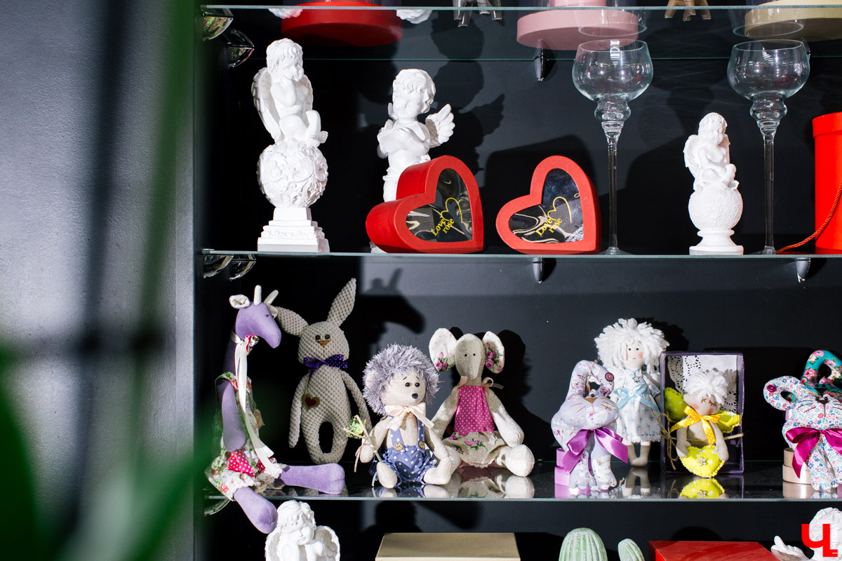 Во Владимире открылся магазин цветов Юлии Красновой. Главные достоинства - самый большой в области холодильник, низкие цены и прямые поставки экзотических цветов.