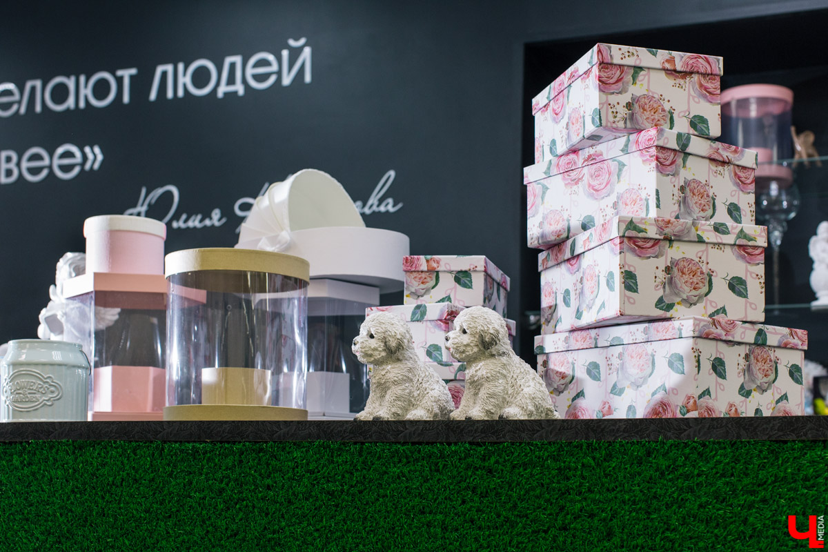 Во Владимире открылся магазин цветов Юлии Красновой. Главные достоинства - самый большой в области холодильник, низкие цены и прямые поставки экзотических цветов.