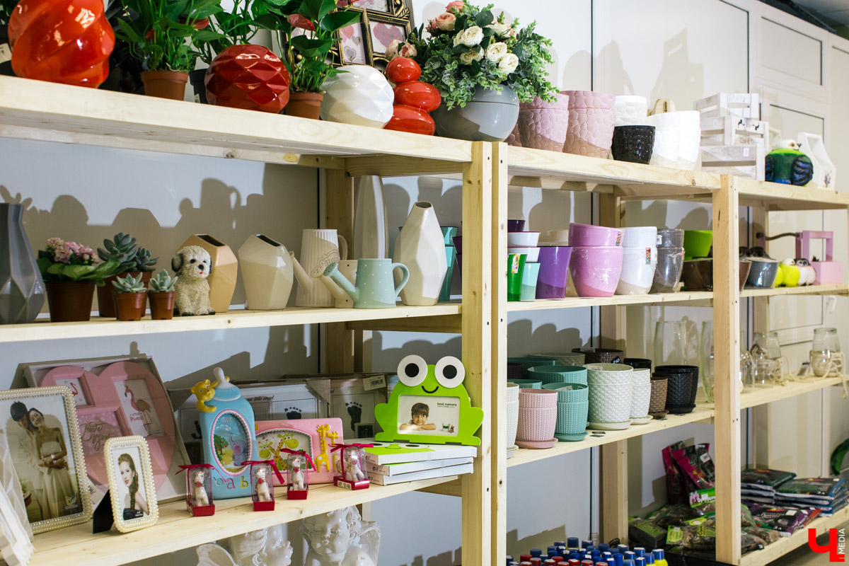 Во Владимире открылся магазин цветов Юлии Красновой. Главные достоинства - самый большой в области холодильник, низкие цены и прямые поставки экзотических цветов.