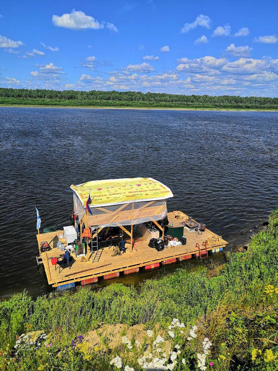 Ковровчане, 20 лет подряд путешествовавшие на плоту по Клязьме, впервые ушли на Оку и разочаровались в самой крупной реке Владимирской области.