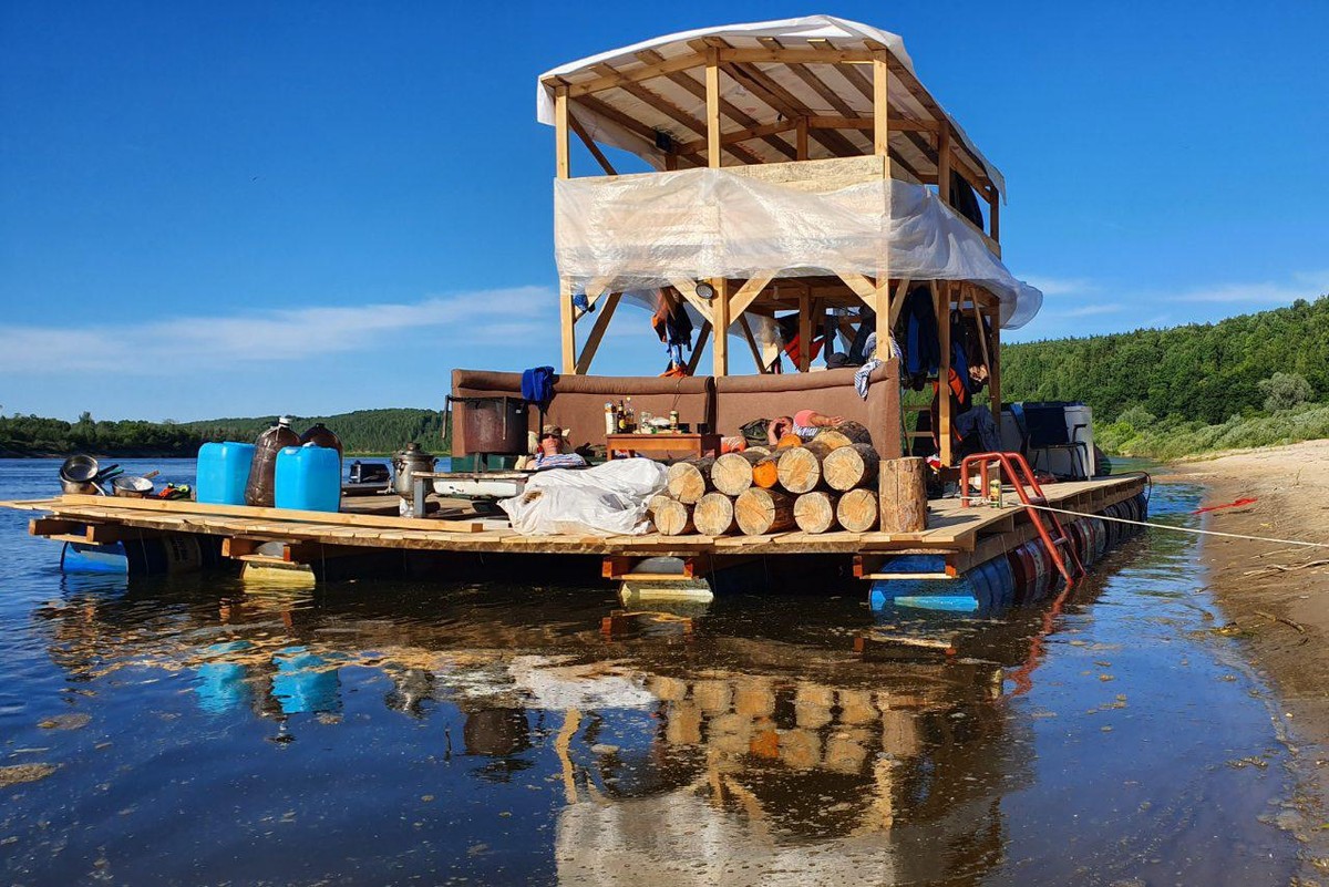 Ковровчане, 20 лет подряд путешествовавшие на плоту по Клязьме, впервые ушли на Оку и разочаровались в самой крупной реке Владимирской области.