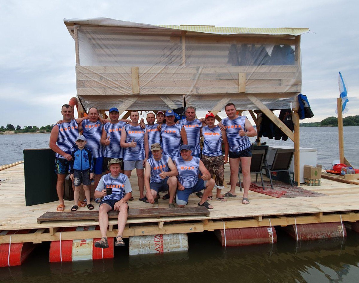 Ковровчане, 20 лет подряд путешествовавшие на плоту по Клязьме, впервые ушли на Оку и разочаровались в самой крупной реке Владимирской области.