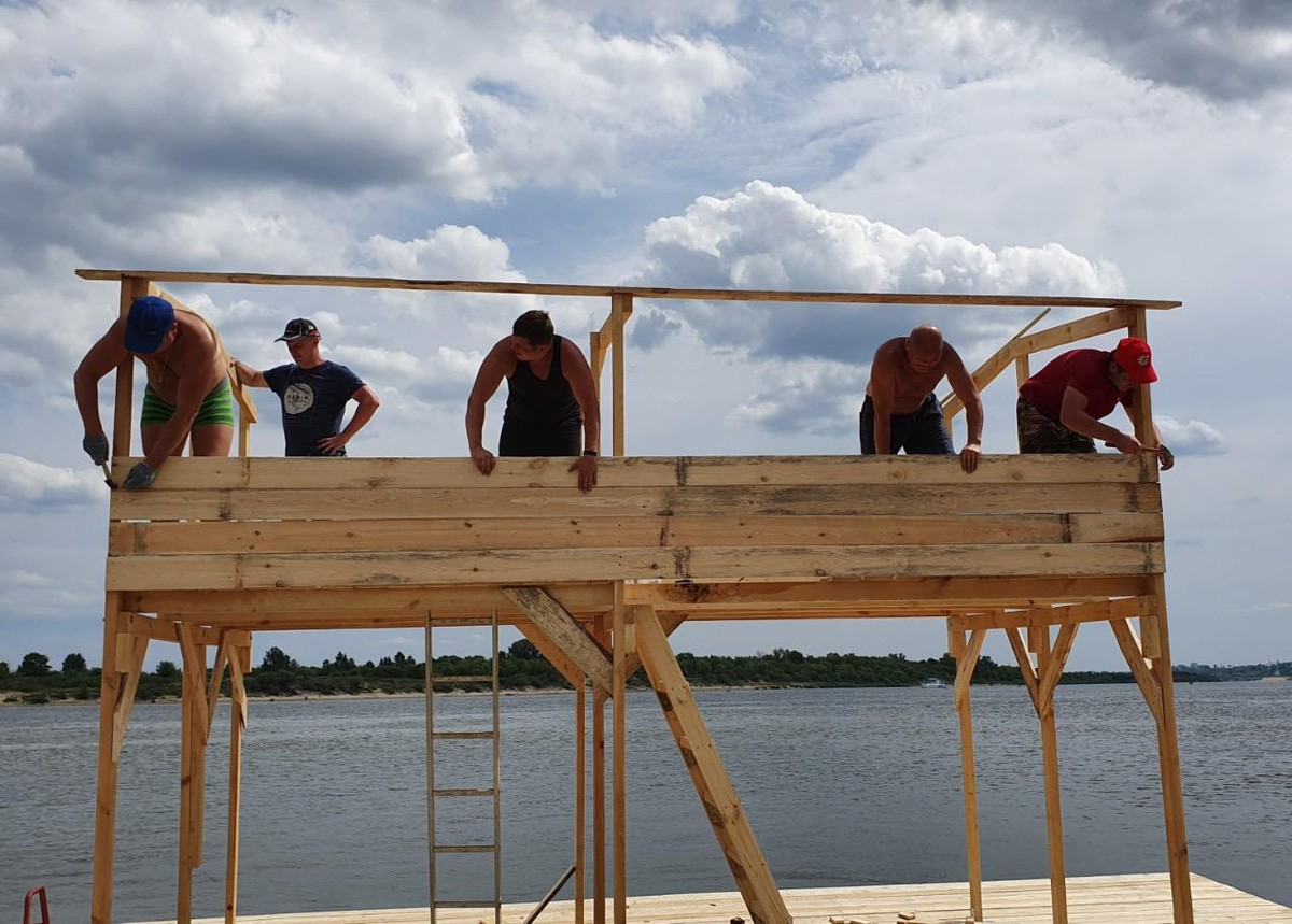 Ковровчане, 20 лет подряд путешествовавшие на плоту по Клязьме, впервые ушли на Оку и разочаровались в самой крупной реке Владимирской области.