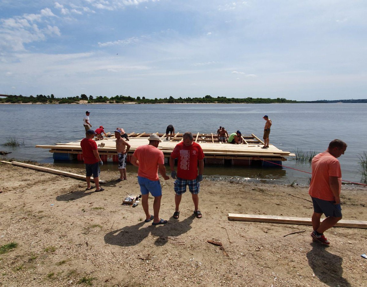 Ковровчане, 20 лет подряд путешествовавшие на плоту по Клязьме, впервые ушли на Оку и разочаровались в самой крупной реке Владимирской области.