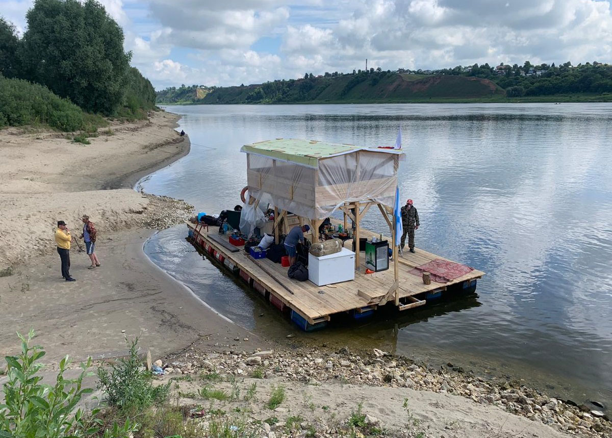 Ковровчане, 20 лет подряд путешествовавшие на плоту по Клязьме, впервые ушли на Оку и разочаровались в самой крупной реке Владимирской области.